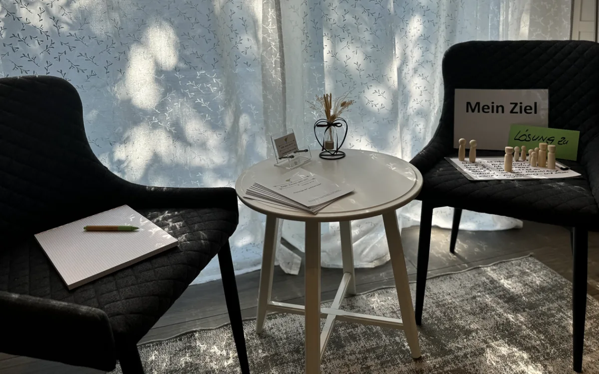 Zwei bequeme St&uuml;hle mit Clubtisch f&uuml;r eine entspannte Coaching - Session