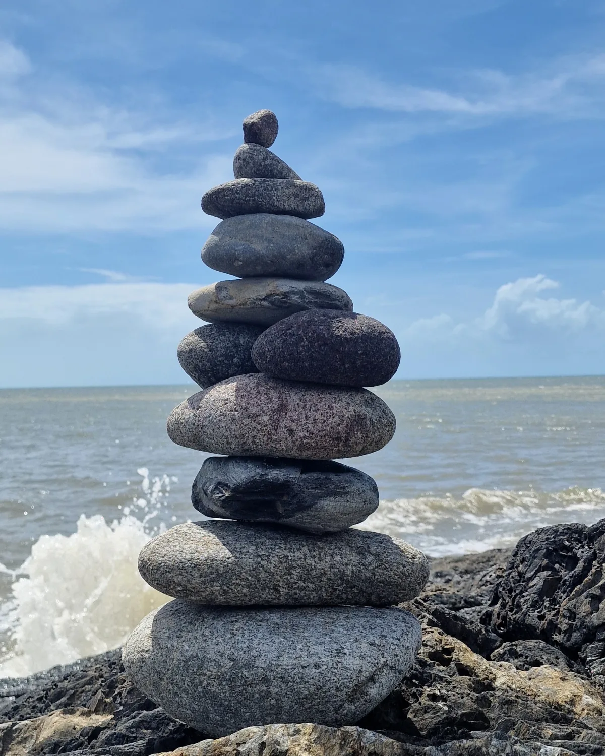 Steinturm am Meer