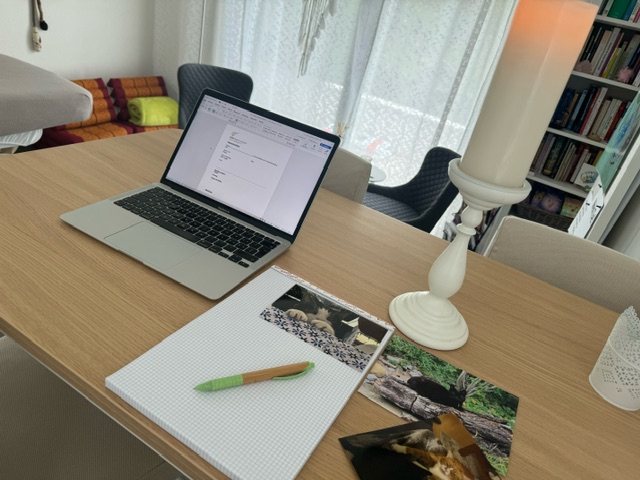 Tierkommunikation Tierkommunikation - Bild zeigt Laptop, Kerze, gemütliche Atmosphäre um die TK zu tun. Dazu sind Bilder von Tieren auf dem Tisch verteilt, die dazu dienen, mit dem Tier in Kontakt zu gehen.